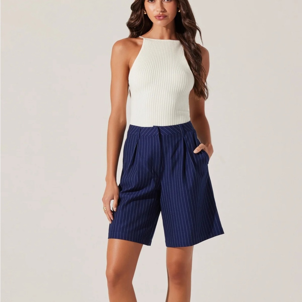 ASTR Tailored Pinstripe Bermuda Capri Woven Shorts in Navy Stripe Size Large